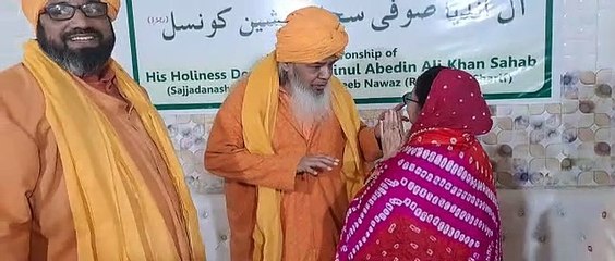 दरगाह दीवान ने सीएम ममता के सिर पर हाथ रख दिया आशीर्वाद