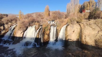 Muradiye Şelalesi'nde sonbahar güzelliği
