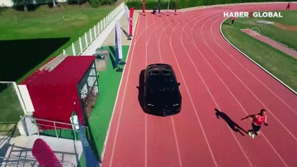 Milli atlet otomobil ve motosiklete karşı yarıştı