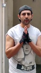 कार्तिक आर्यन ने पहना जस्टिन बीबर का टी शर्ट, ऐसे दिए पोज़