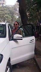 रकुल प्रीत सिंह स्टाइलिश अंदाज में काला चश्मा लगाए आई नजर