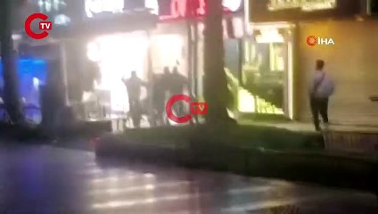 Tartıştıkları gencin kafasında sandalye kırdılar