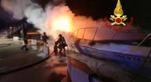 Sassari - Maxi incendio al porto di Castelsardo, sei barche in fiamme (06.12.22)
