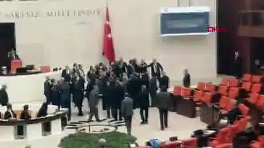 Meclis'te kavga AKP'li Zafer Işık, İYİ Partili Örs'ün başını yardı