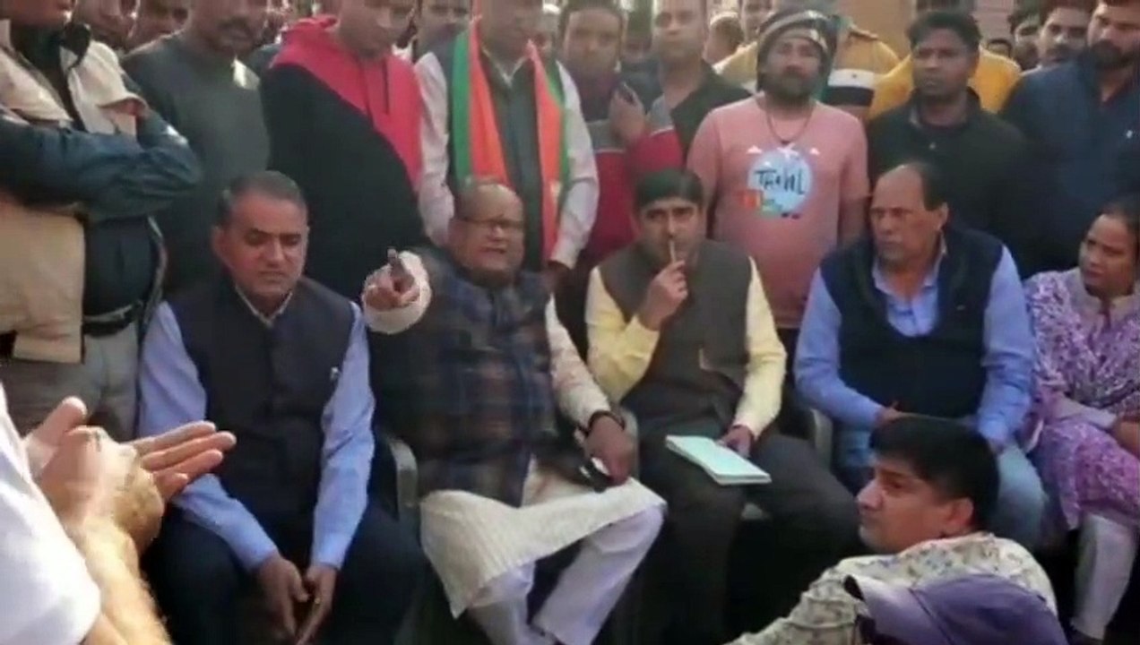निगम की कार्रवाई के विरोध में बरकत नगर बाजार बं...