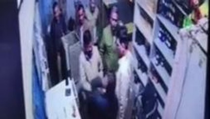ब्रेकिंग न्यूज़: सीसीटीवी में कैद हुई आबकारी अधिकारी की गुंडई, सेल्समैन को जड़ा थप्पड़