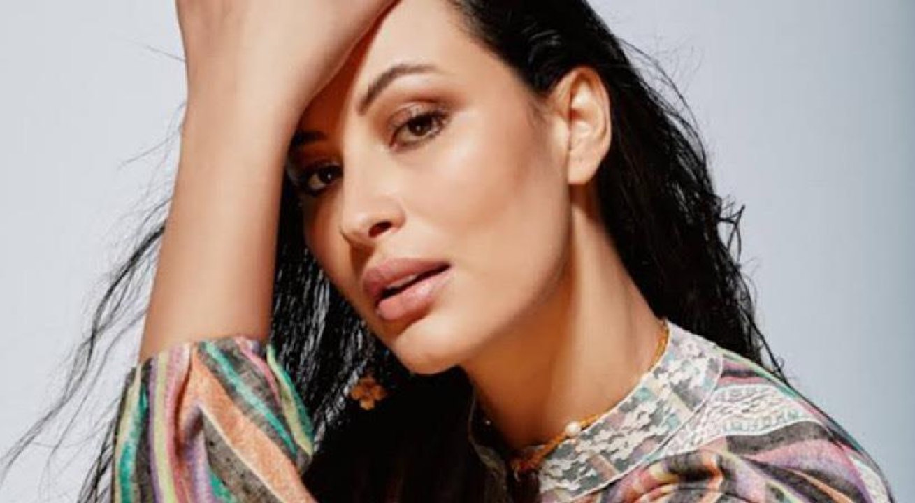 ريم السعيدي تُعرب عن غضبها من "بالنسياغا" وتُمزق حذائها