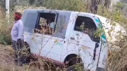 మిరుదొడ్డి: అదుపుతప్పి దూసుకెళ్లిన ఆటో