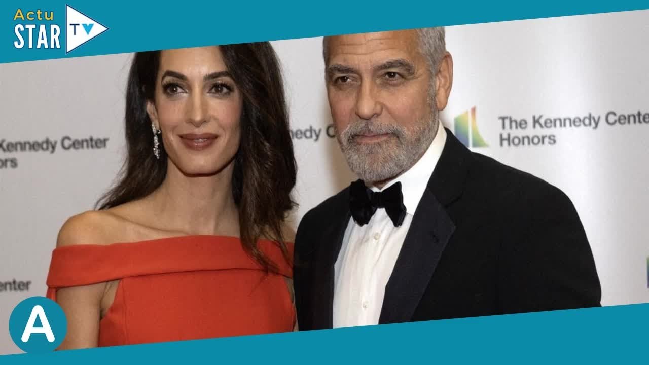 Amal Clooney en galère dans sa robe moulante, son époux George à la rescousse !