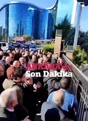 Ankara'da bir grup esnaf ekonomik krizi protesto etmek için CHP Genel Merkezi'nin önüne geldi