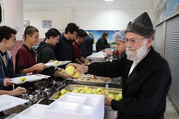 Denizli'nin "Elmacı dedesi" bu kez lise öğrencilerine elma dağıttı