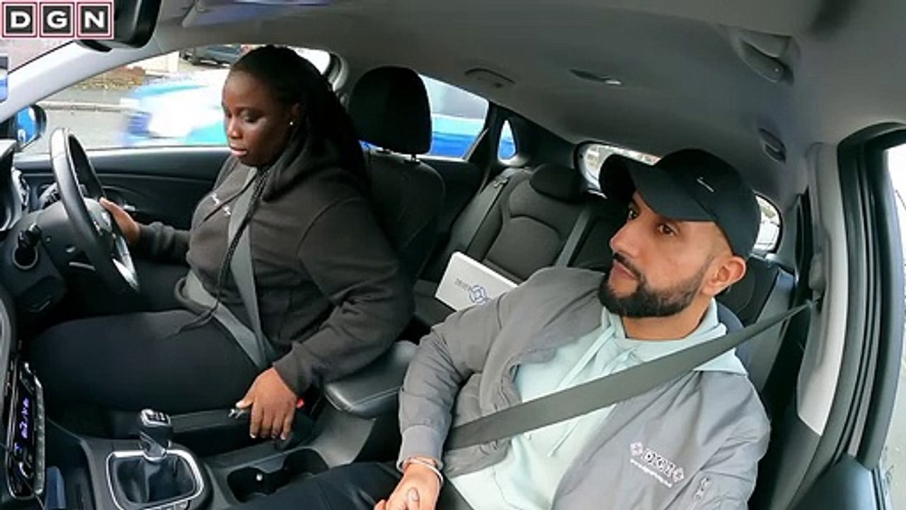 Elle oublie de démarrer la voiture pendant un test de conduite