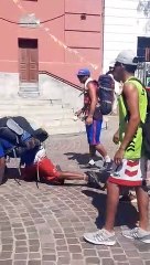 Peregrino ingresa de rodillas por la Virgen