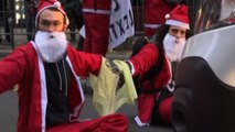 Ambientalisti vestiti da Babbo Natale bloccano un viale a Parigi