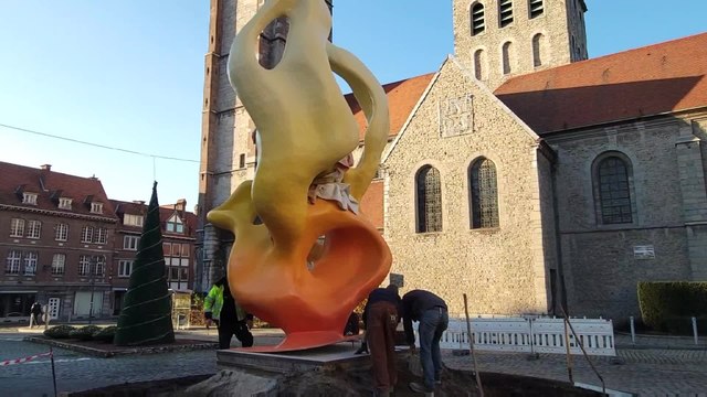 Une sculpture d'abeille au rond-point Saint-Brice à Tournai