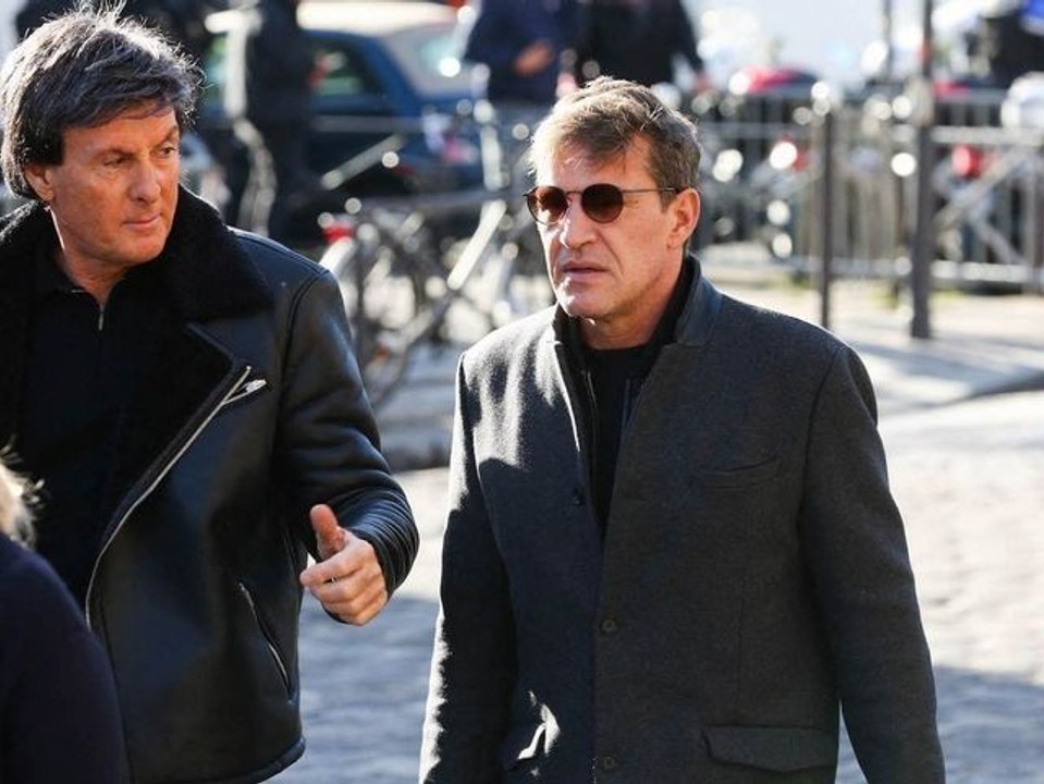 “Chez moi avec une arme” : des “cars de CRS” débarquent chez Benjamin Castaldi pour lui saisir sa maison, le chroniqueur de “TPMP” sous...