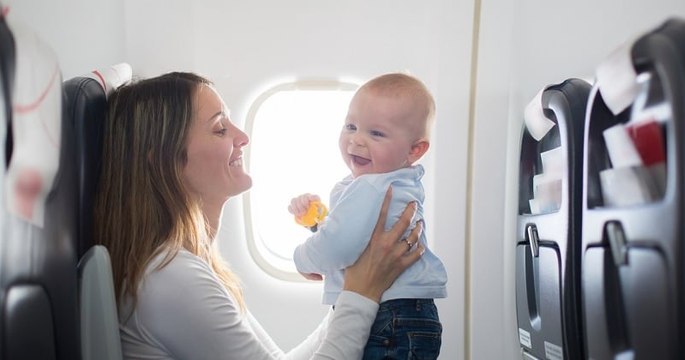 Elle prend l'avion en première classe avec sa fille de 3 ans et se fait insulter par un passager qui n'accepte pas les enfants