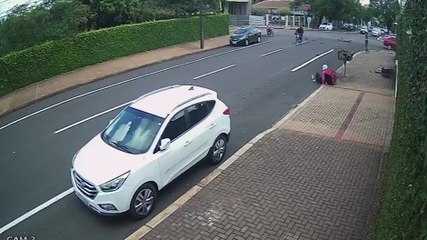 Veja o momento do acidente que deixou motoboy ferido na Neva