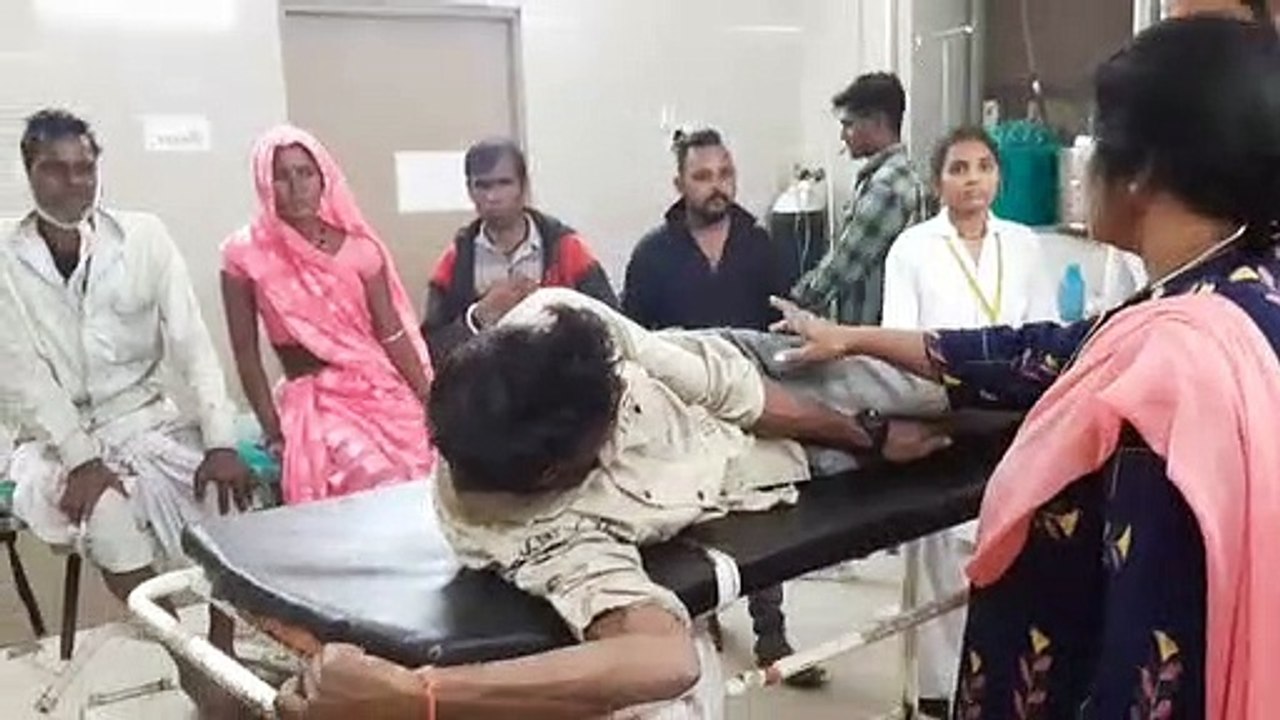 अनियंत्रित टैंपो पलटा, एक ही कुटुंब के 11 लोग घायल