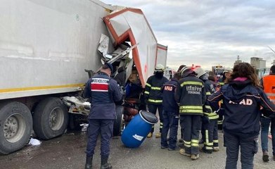 KİMYASAL MADDE YÜKLÜ KAMYON TIR'A ÇARPTI; 1 YARALI