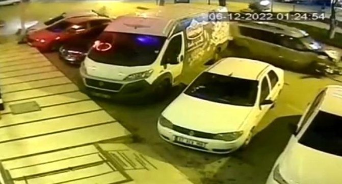 Kavşakta çarpışan otomobil ve hafif ticari araç park halindeki araçların arasına böyle daldı