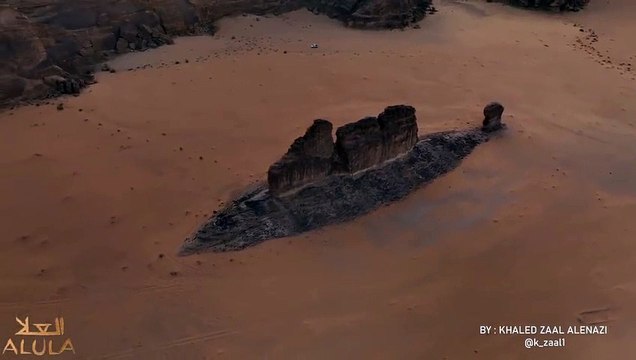 Enorme roca con forma de pez emerge de las arenas del desierto de Arabia Saudita