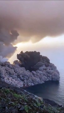 Les images magnifiques de l'éruption du volcan Stromboli en Sicile