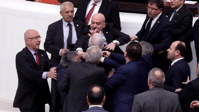 AK Parti'den Meclis'teki kavgaya ilişkin ilk yorum: Vekillerin tartışmaları fiziki boyutta olmamalı