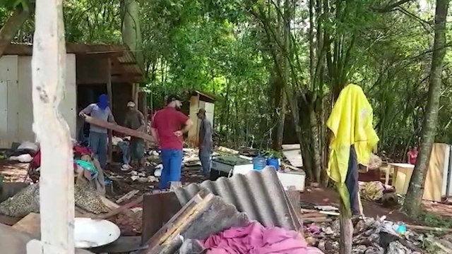 Barracos são derrubados em cumprimento a ordem judicial