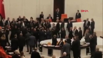 Rissa al Parlamento turco, deputato finisce in terapia intensiva