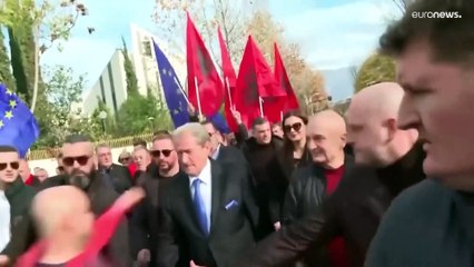 شاهد: زعيم المعارضة الألبانية يتعرض لهجوم خلال احتجاج مناهض للحكومة
