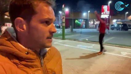 Aficionados marroquís bombardean con cohetes una calle de Sevilla