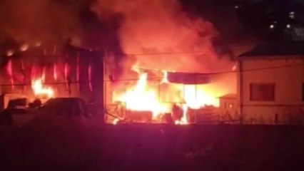 시흥 플라스틱 사출공장에서 불...3명 대피 / YTN