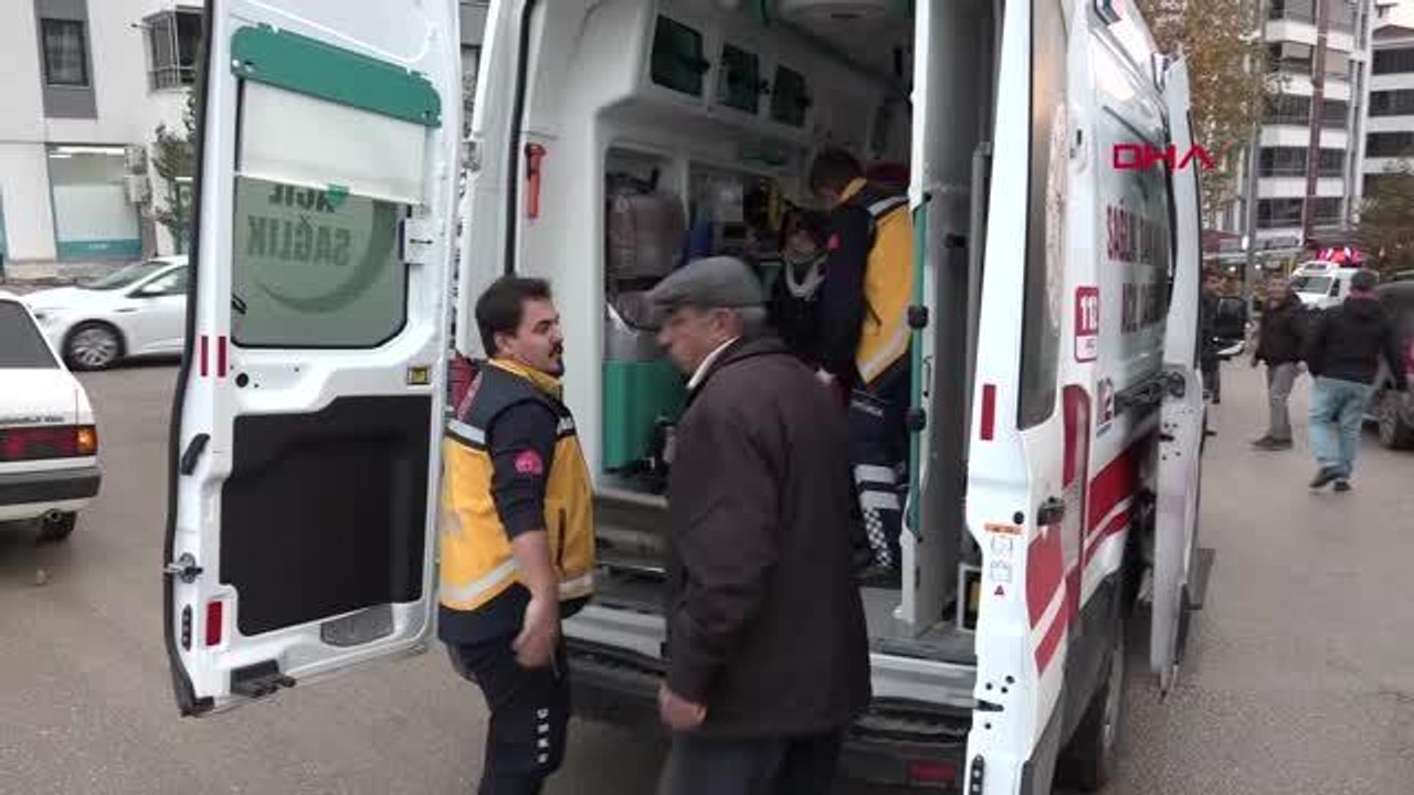 ELAZIĞ'DA YOLUN KARŞISINA GEÇMEYE ÇALIŞAN KADINA MİNİBÜS ÇARPTI