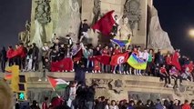 Banderes marroquines, algerianes, palestines i amazigues a l'estàtua de Colom de Barcelona
