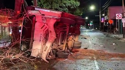 Aparatoso choque y con vehículo volcado sucedió en avenida San Jacinto