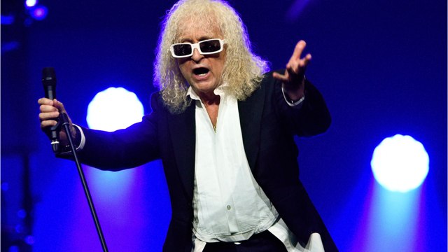 GALA VIDEO - Michel Polnareff : pourquoi porte-t-il toujours ses imposantes lunettes ?