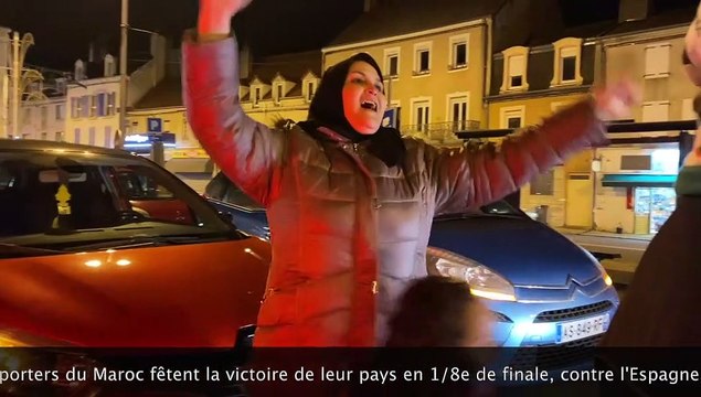 Les supporters du Maroc fêtent, au Creusot, la victoire de leur pays sur l'Espagne, au mondial