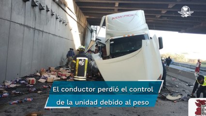 Vuelca tráiler que transportaba “sueros” en la carretera Lechería-Texcoco