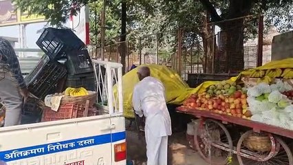 फल विक्रेताओं का सामान जब्त