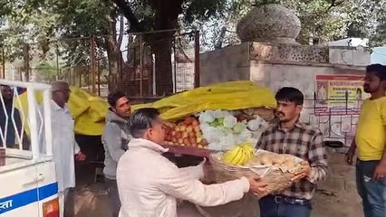 फल विक्रेताओं का सामान जब्त