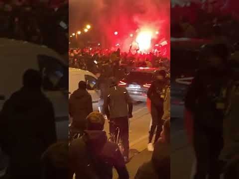 Scènes de liesse des supporters marocains autour des remparts d'Avignon