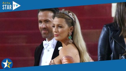 Blake Lively enceinte : en pyjama de Noël, elle affiche un spectaculaire baby bump sur un cliché kit