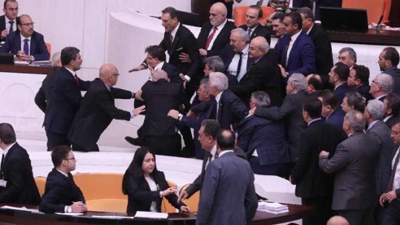 İYİ Parti, Meclis'teki yumruklu kavga sonrası AK Partili vekil için "cinayete tam teşebbüsten" suç duyurusunda bulunacak