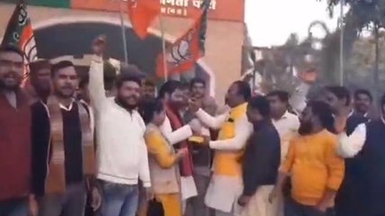 रीवा:गुजरात में मिली भाजपा को ऐतिहासिक जीत ,अटलकुंज के बाहर फूटें पटाखें, बांटी गई मिठाईयां
