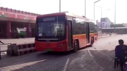 मथुरा: करोड़ों की लागत के बाद बस स्टैंड पर नहीं है पीने का पानी, देखें वीडियो