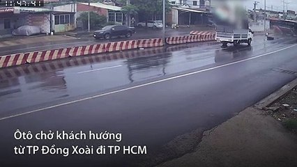 XE KHÁCH ĐÂM DẢI PHÂN CÁCH, HAI NGƯỜI RƠI XUỐNG ĐƯỜNG