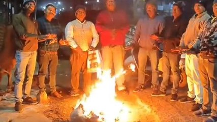 अमरपाटन:शहर में अचानक बढ़ी ठंड,लोग हुए ठिठुरने को मजबूर,अलाव का लिया का सहारा