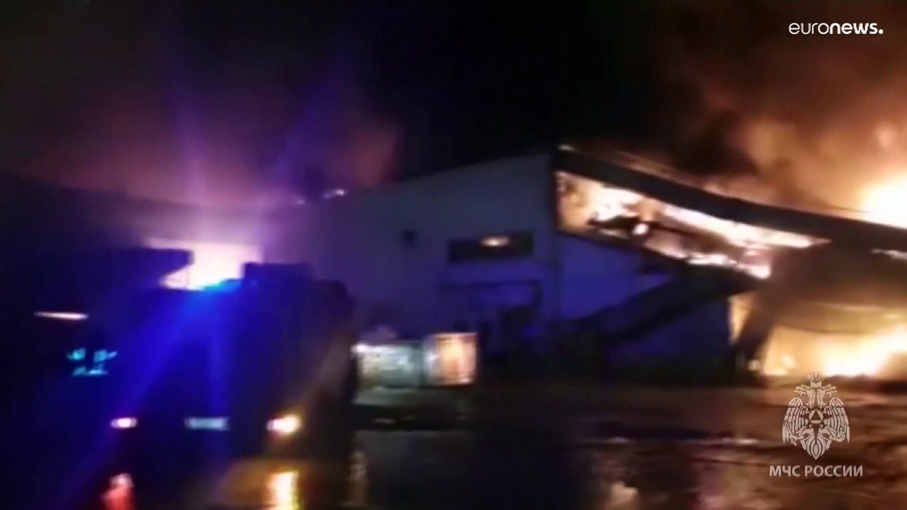 В Химках горит ТЦ "Мега Химки", площадь пожара 17 тысяч квадратных метров - МЧС