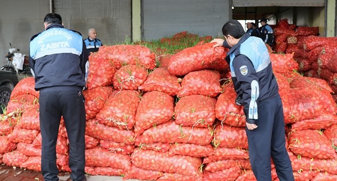 Denetimlerde ele geçirilen 22 ton çürümüş soğan imha edildi